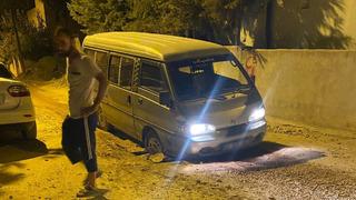 Araç, alt yapı çukurunda mahsur kaldı