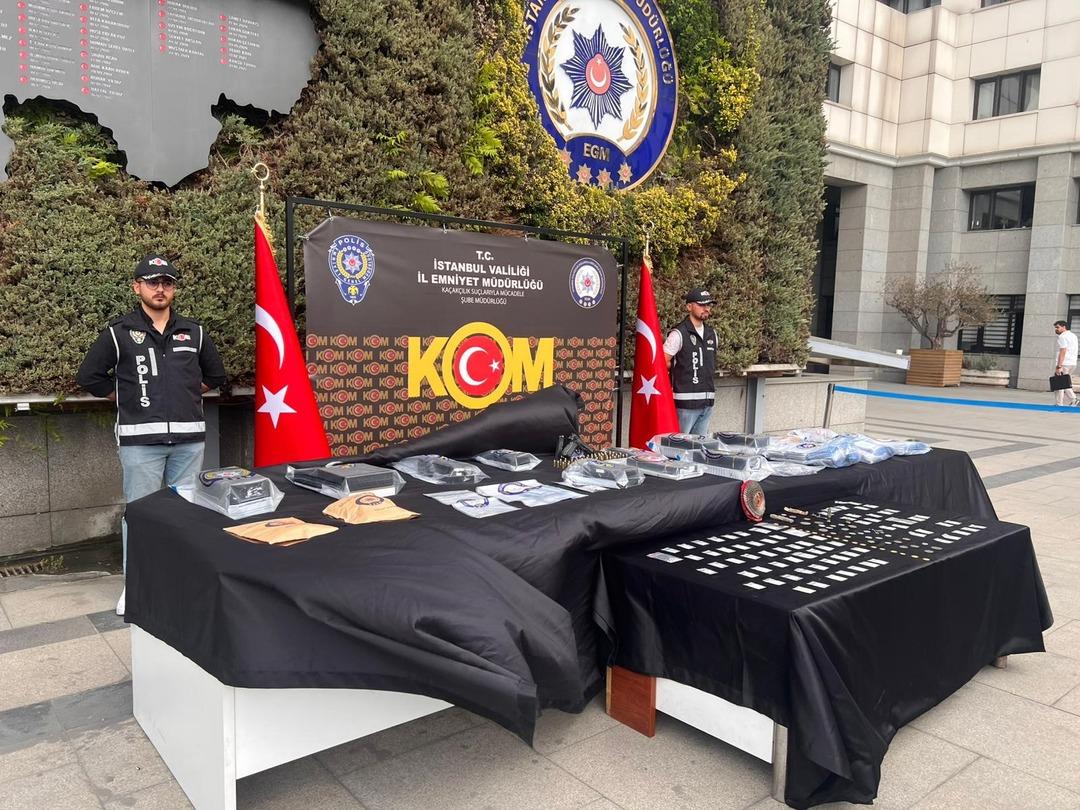 Emniyet te çarpıcı görüntü: Piyasa değeri 1 milyar 695 milyon 750 bin lira! Pırlantalar, değerli taşlar, ziynet eşyaları... 1