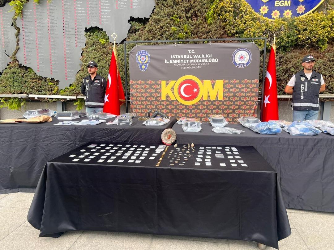 Emniyet te çarpıcı görüntü: Piyasa değeri 1 milyar 695 milyon 750 bin lira! Pırlantalar, değerli taşlar, ziynet eşyaları... 3