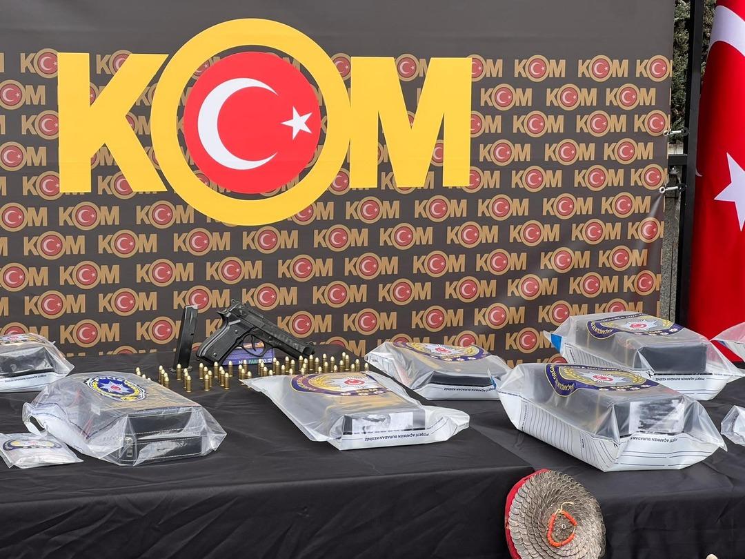 Emniyet te çarpıcı görüntü: Piyasa değeri 1 milyar 695 milyon 750 bin lira! Pırlantalar, değerli taşlar, ziynet eşyaları... 5