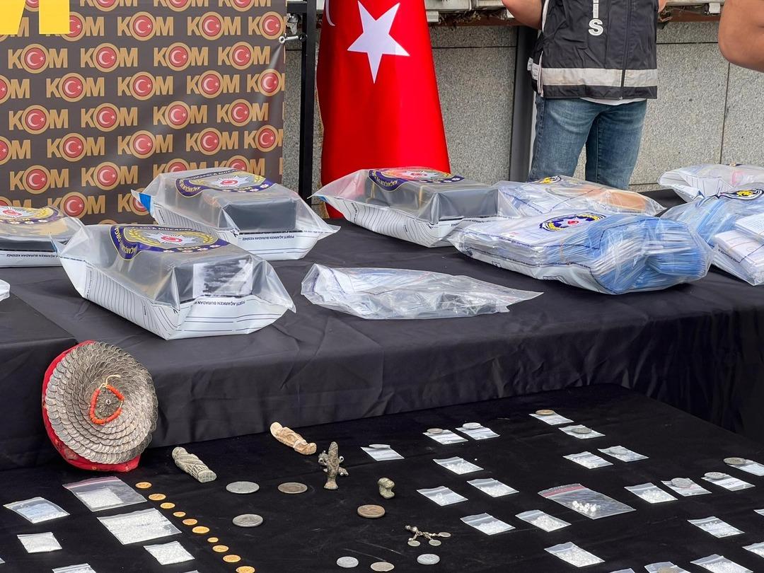 Emniyet te çarpıcı görüntü: Piyasa değeri 1 milyar 695 milyon 750 bin lira! Pırlantalar, değerli taşlar, ziynet eşyaları... 6