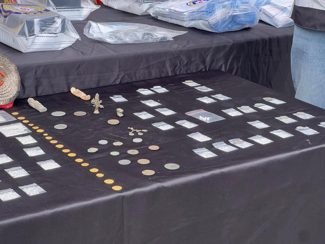 Emniyet te çarpıcı görüntü: Piyasa değeri 1 milyar 695 milyon 750 bin lira! Pırlantalar, değerli taşlar, ziynet eşyaları... 7