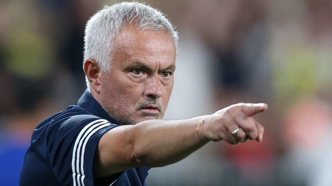 Meğer daha kovulmadan önce anlaşmış! İşte Fenerbahçe den gönderilen Jose Mourinho nun yeni takımı... Aziz Yıldırım detayı çok şaşırttı! 3