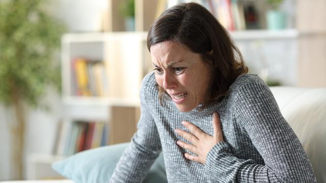 Kalbiniz yardım çığlığı atıyor olabilir: Kadınlarda kalp krizi sessizce geliyor! Uzman uyardı: Bu belirtileri hafife almayın...