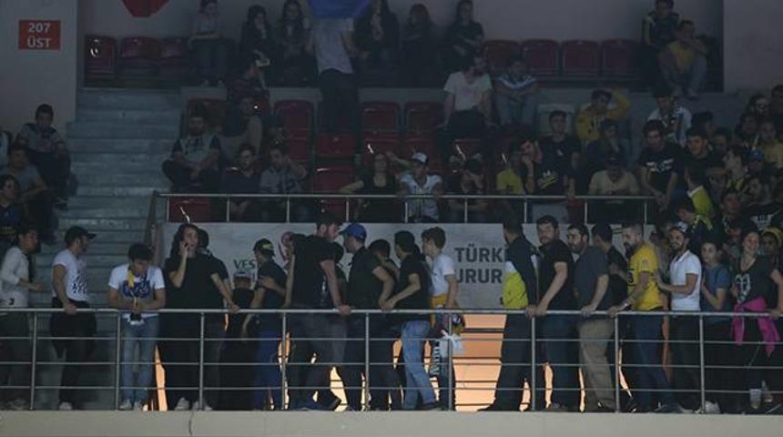 Fenerbah&ccedil;e-Galatasaray derbisinde salon karıştı!