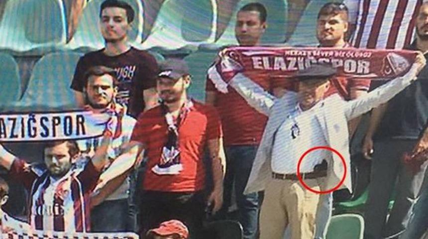Elazığsporlu taraftar trib&uuml;ne silahla girdi!