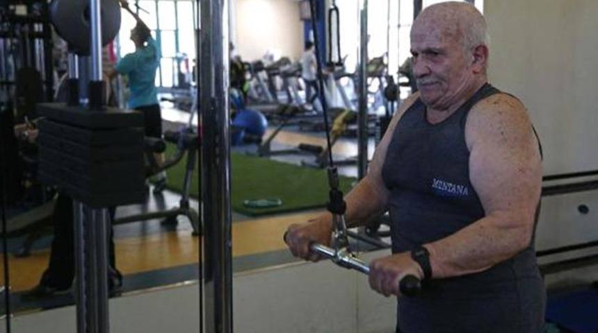 84 yaşında v&uuml;cut geliştirme sporu yapıyor!