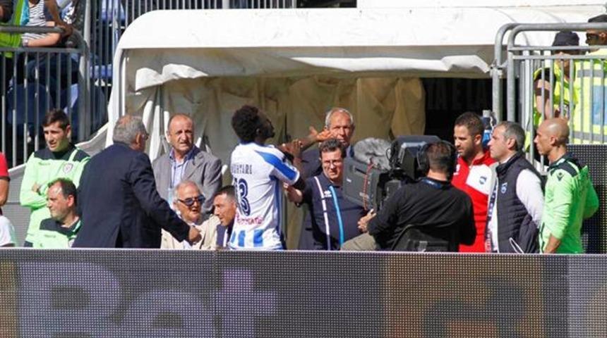 Muntari ırk&ccedil;ılığa tepki g&ouml;sterdi, ceza aldı!