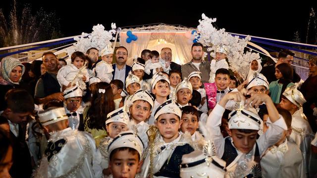 Şanlıurfa Büyükşehir Belediyesi yetim ve ihtiyaç sahibi çocuklar için toplu sünnet töreni düzenledi