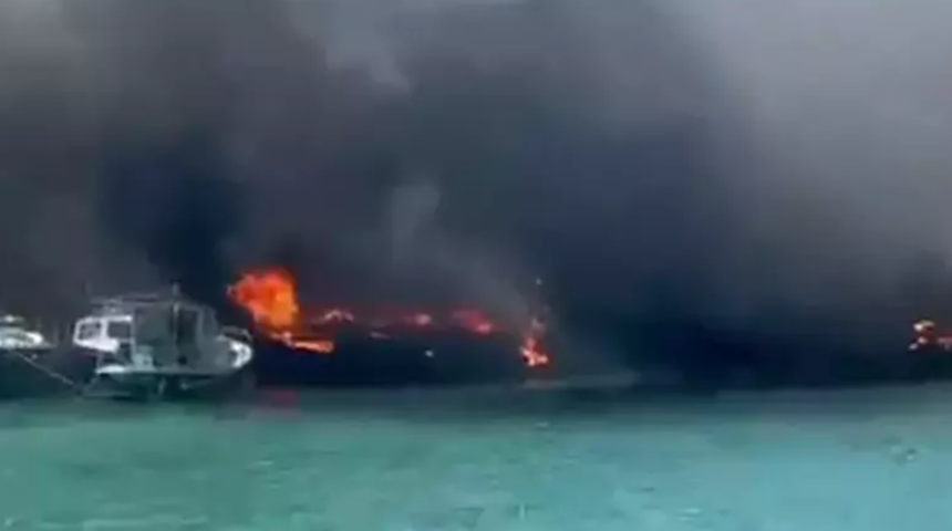 Urla'da alevlere teslim olan 5 tekneden 2'si battı