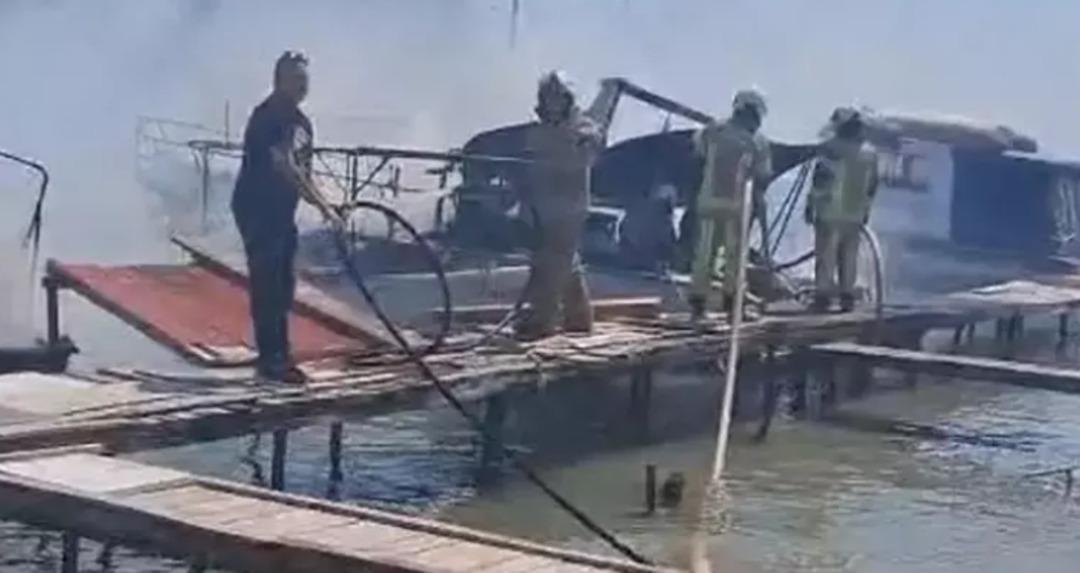 Urla da alevlere teslim olan 5 tekneden 2 si battı 2