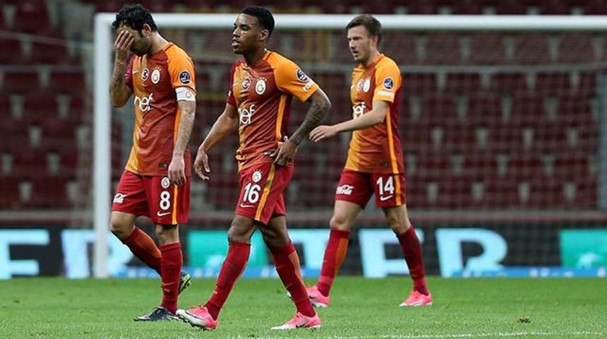 Dursun Özbek soyunma odasında patladı: 'Sizin yüzünüzden...'