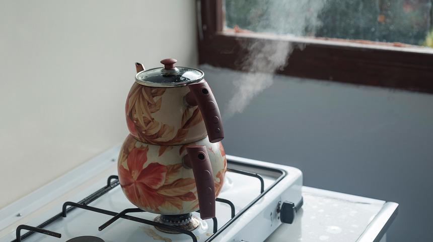 Çaydanlıkların kapaklarında neden küçük bir delik vardır? Çaydanlık kapağındaki minik delik ne işe yarar?