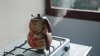 Çaydanlıkların kapaklarında neden küçük bir delik vardır? Çaydanlık kapağındaki minik delik ne işe yarar?