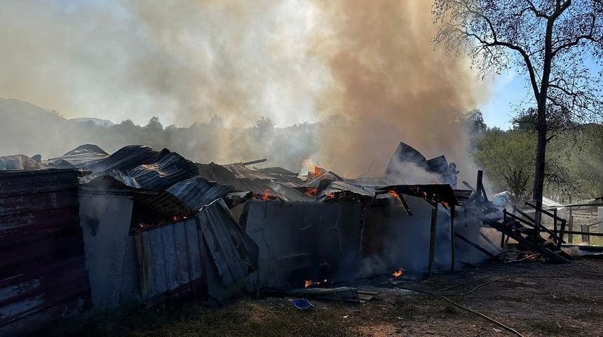 Alevlere teslim olan samanlık kullanılamaz hale geldi