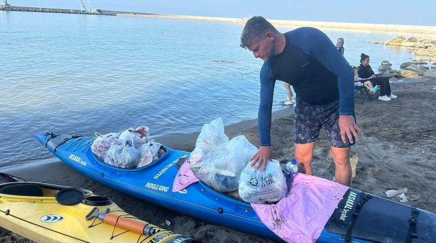 Sahildeki çöpleri toplayıp kanoyla taşıdı