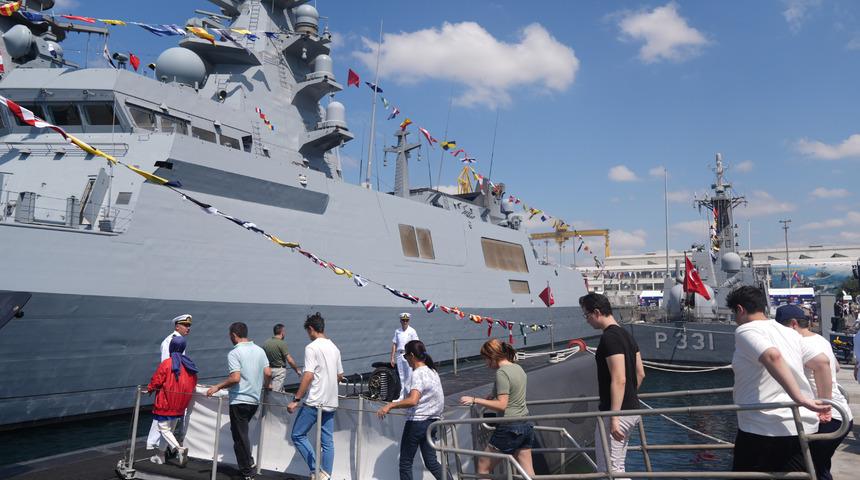 TCG Sakarya ve TCG Hızırreis denizaltılarına ziyaretçilerden yoğun ilgi