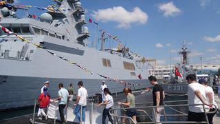 TCG Sakarya ve TCG Hızırreis denizaltılarına ziyaretçilerden yoğun ilgi