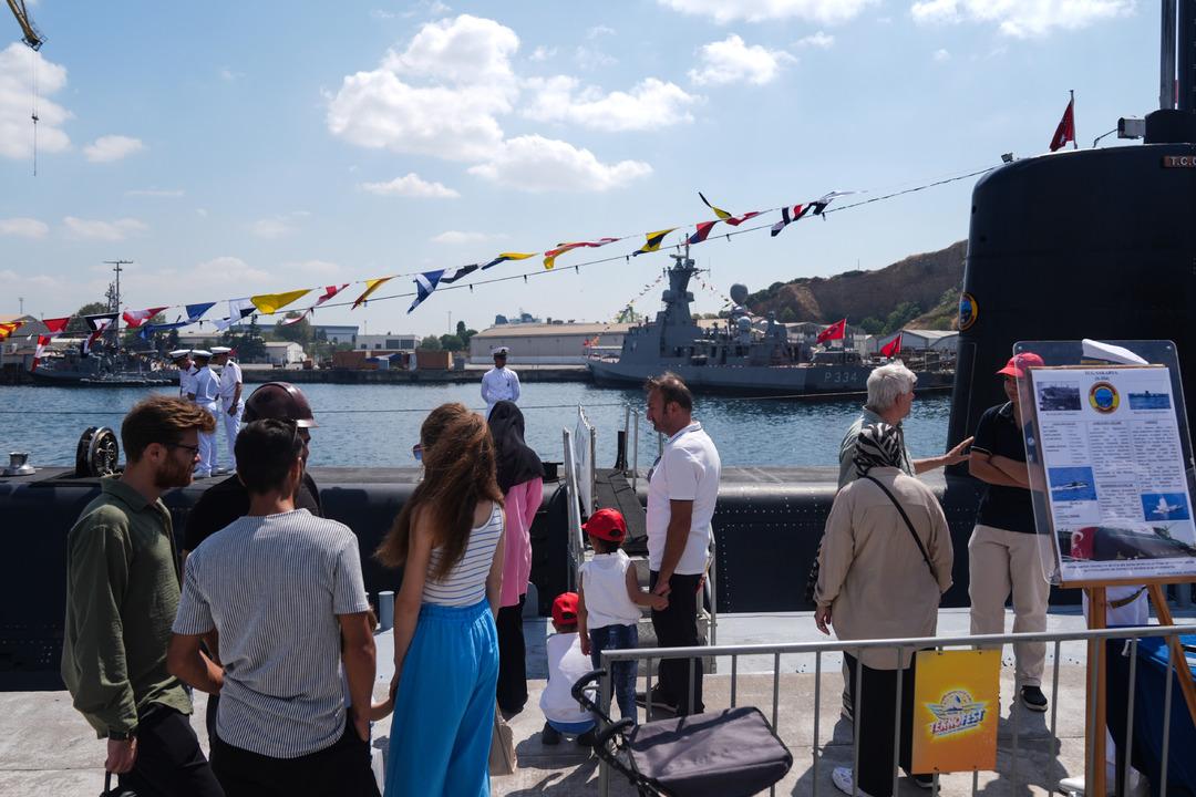 TCG Sakarya ve TCG Hızırreis denizaltılarına ziyaretçilerden yoğun ilgi 1