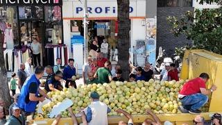 Vatandaşlara 5 ton yerli kavun ücretsiz dağıtıldı