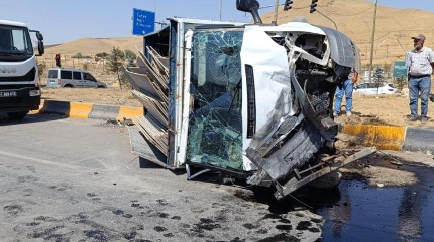 Ağrı’da kırmızı ışık ihlali kazaya yol açtı: 8 yaralı