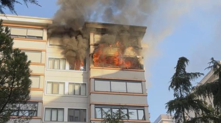 Kadıköy'de 8 katlı binada korkutan yangın: 1 kişi dumandan etkilendi
