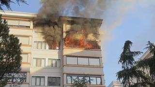 Kadıköy'de 8 katlı binada korkutan yangın: 1 kişi dumandan etkilendi