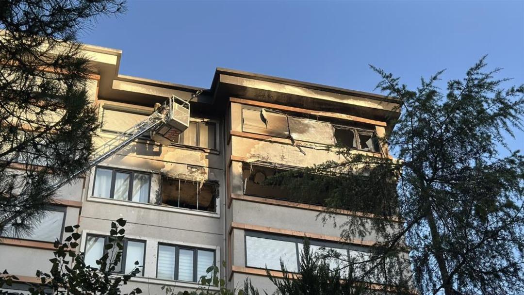 Kadıköy de 8 katlı binada korkutan yangın: 1 kişi dumandan etkilendi 1