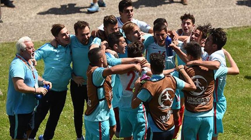 Galatasaray U17'de oynayan 7 genci profesyonel yapacak