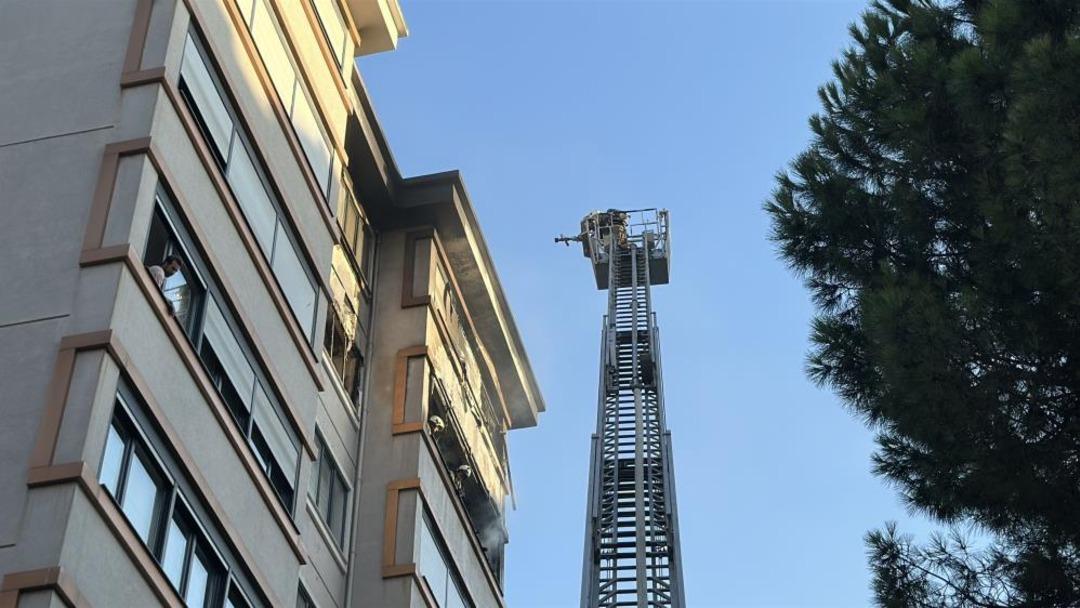 Kadıköy de 8 katlı binada korkutan yangın: 1 kişi dumandan etkilendi 2