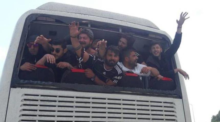 Beşiktaşlıların otob&uuml;s&uuml;nde cephanelik &ccedil;ıktı