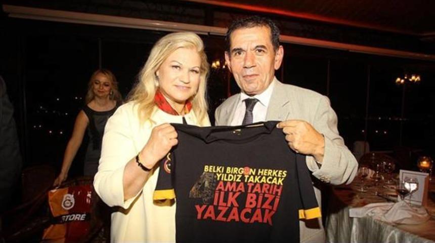 Dursun &Ouml;zbek&rsquo;i &ccedil;ıldırtan dilek&ccedil;e! Bardakları kırdı