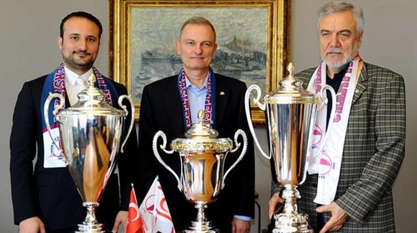 Yakın Doğu &Uuml;niversitesi'nde 3 kupa sevinci