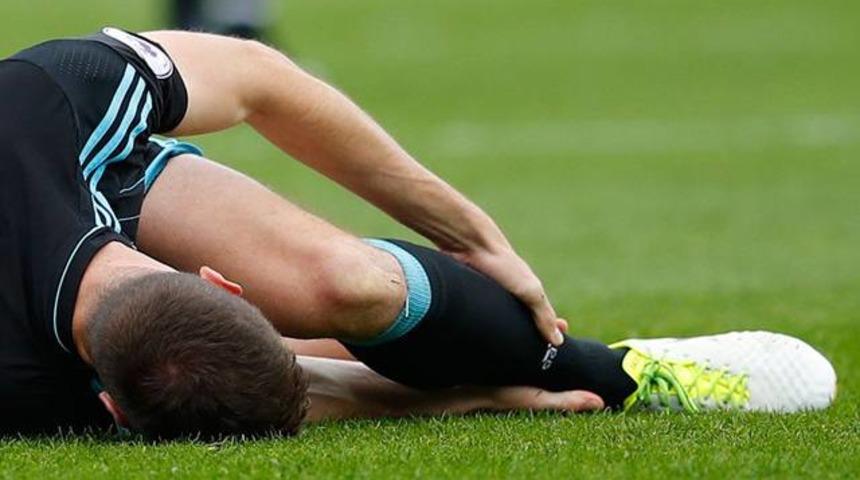 Hakemi aldatan futbolcu yandı