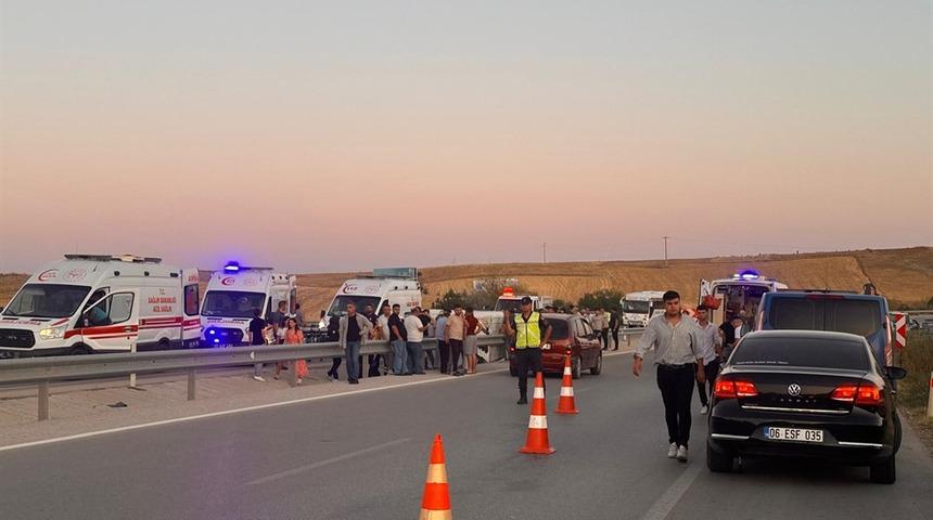 Afyonkarahisar’da otomobil ile minibüs çarpıştı: 10 yaralı