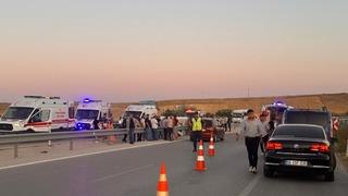 Afyonkarahisar’da otomobil ile minibüs çarpıştı: 10 yaralı