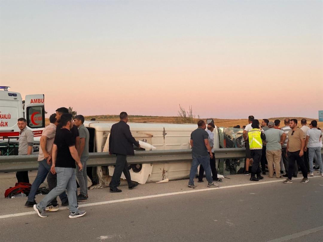 Afyonkarahisar’da otomobil ile minibüs çarpıştı: 10 yaralı 2