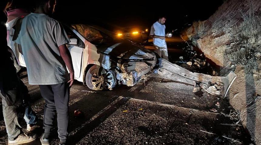 Yola çıkan hayvana çarpmamak için manevra yapan araç beton duvara çarptı