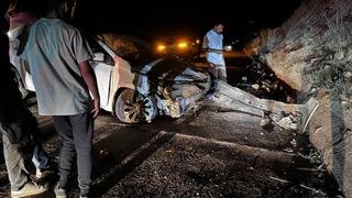 Yola çıkan hayvana çarpmamak için manevra yapan araç beton duvara çarptı