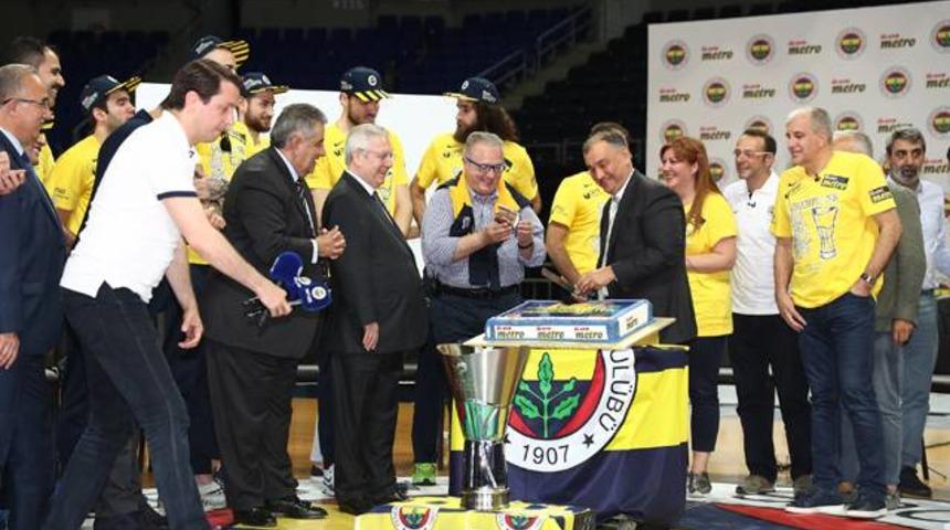 Fenerbah&ccedil;e'de şampiyonluk pastası kesildi!