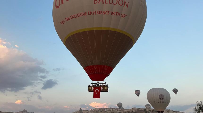 Kapadokya'da balonlar, Türk bayrakları ile havalandı!
