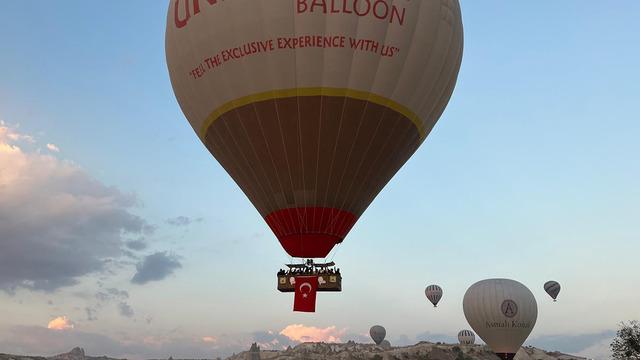 Kapadokya'da balonlar, Türk bayrakları ile havalandı!