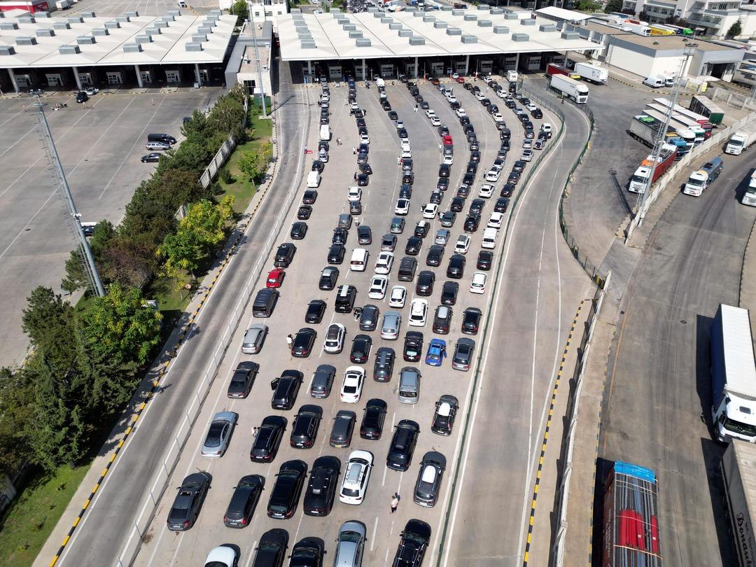 Gurbetçiler akın akın dönüyorlar: Kilometrelerce kuyruk oluştu 2