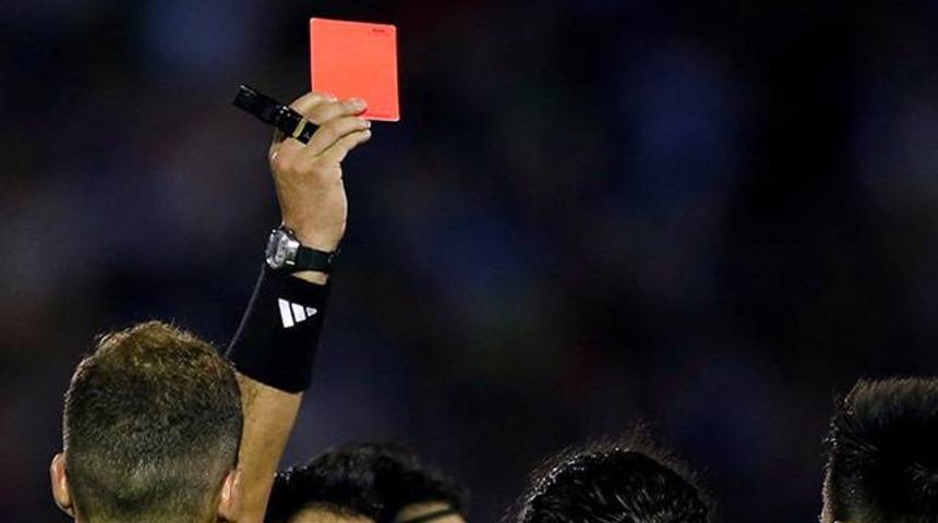 Kırmızı kart g&ouml;rd&uuml;, sahaya silahla girdi 37 yıl futboldan men edildi