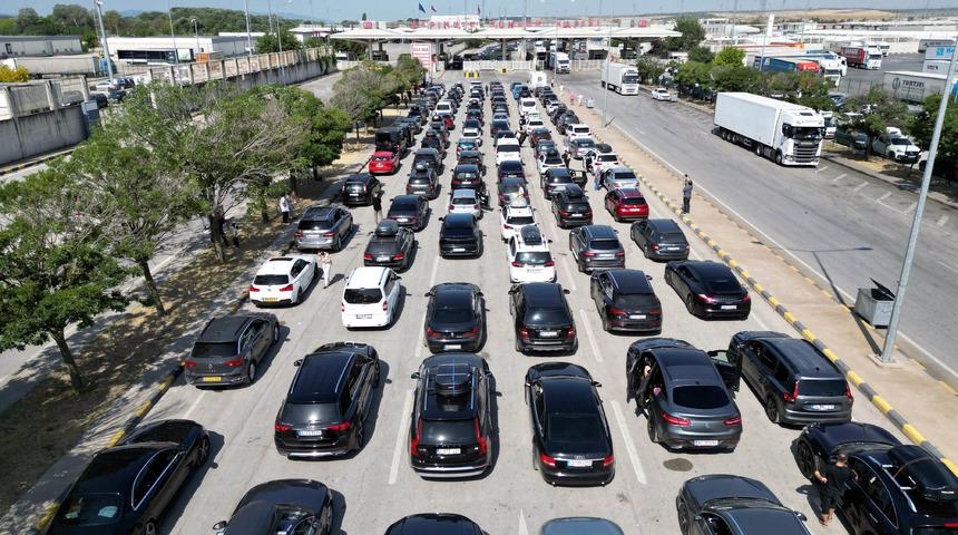 Gurbetçiler akın akın dönüyorlar: Kilometrelerce kuyruk oluştu