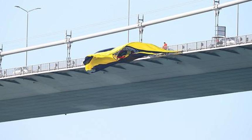 K&ouml;pr&uuml;lere Fenerbah&ccedil;e bayrağı asıldı