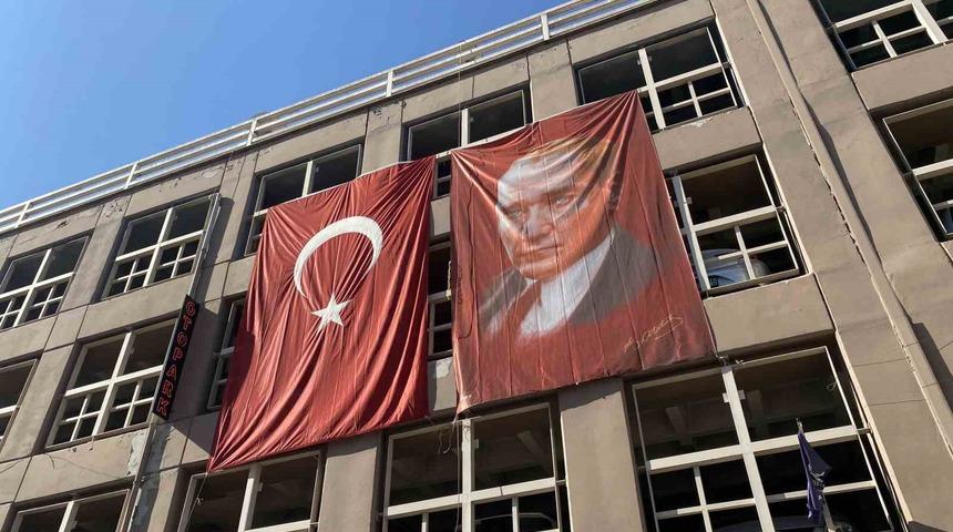 Her yer Türk bayrakları ile süslendi