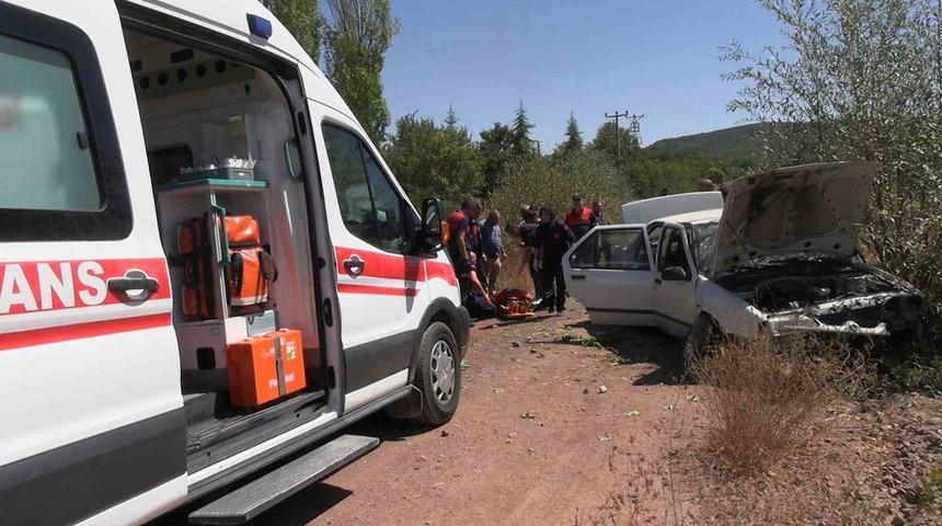 Kütahya’da kontrolden çıkan otomobil şarampole devrildi: 3 yaralı