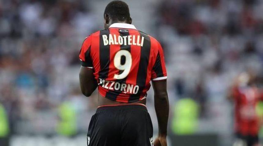 Balotelli: Messi ile Ronaldo&rsquo;yu &ouml;ld&uuml;rmeliyim