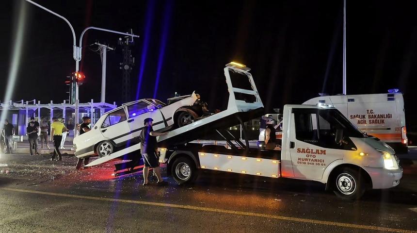 Duble yolda iki otomobil çarpıştı: 1'i ağır, 3 yaralı